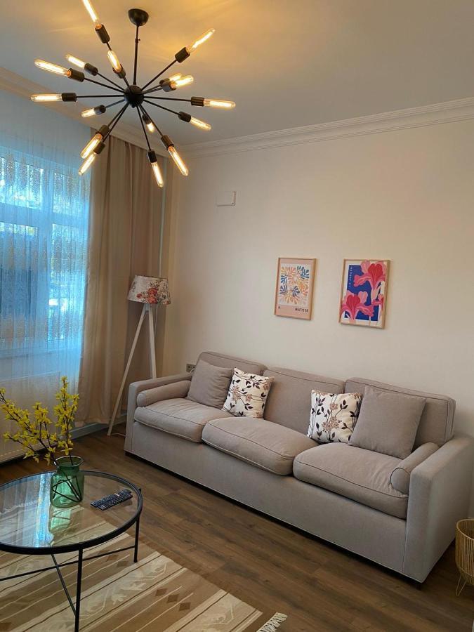 Daire Center Of In Besiktas 2 1 With 2 Bathroom And 3 Air Conditioner